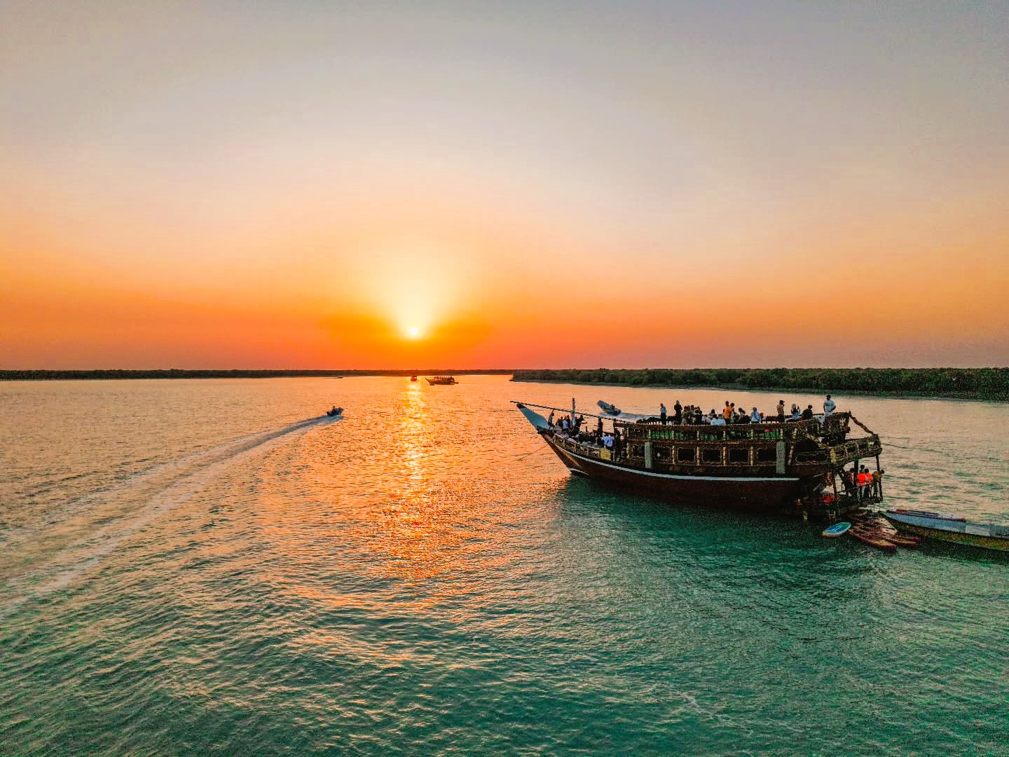 لنج تفریحی دینگو قشم