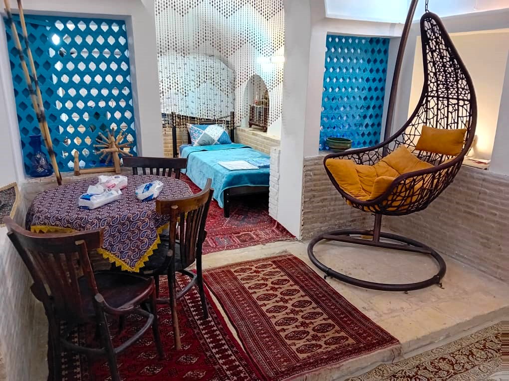 بومگردی صادقی کاشان - کافه زیرزمین