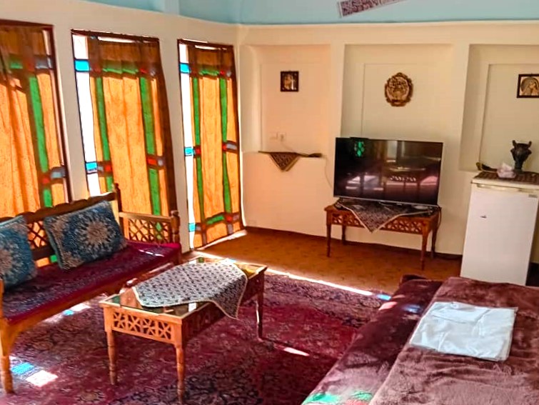 بومگردی صادقی کاشان - گذرنو