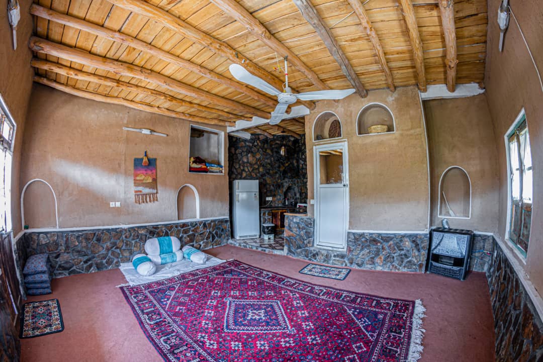 رزرو بوم گردی آرامش برزک - آفتاب گردان